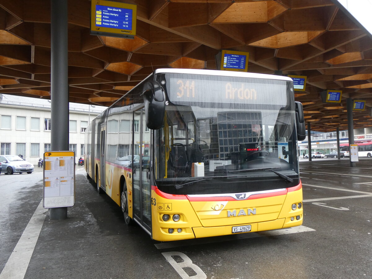 (269'994) - PostAuto Wallis - Nr. 63/VS 49'649/PID 10'956 - MAN am 19. Dezember 2024 beim Bahnhof Sion