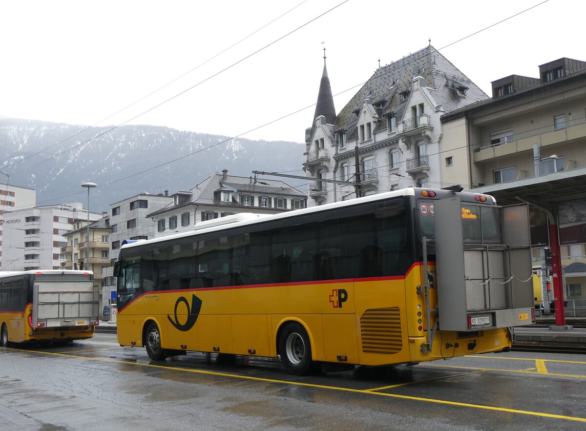 (269'997) - PostAuto Wallis - VS 32'092/PID 5460 - Irisbus (ex CarPostal Ouest) am 19. Dezember 2024 beim Bahnhof Brig