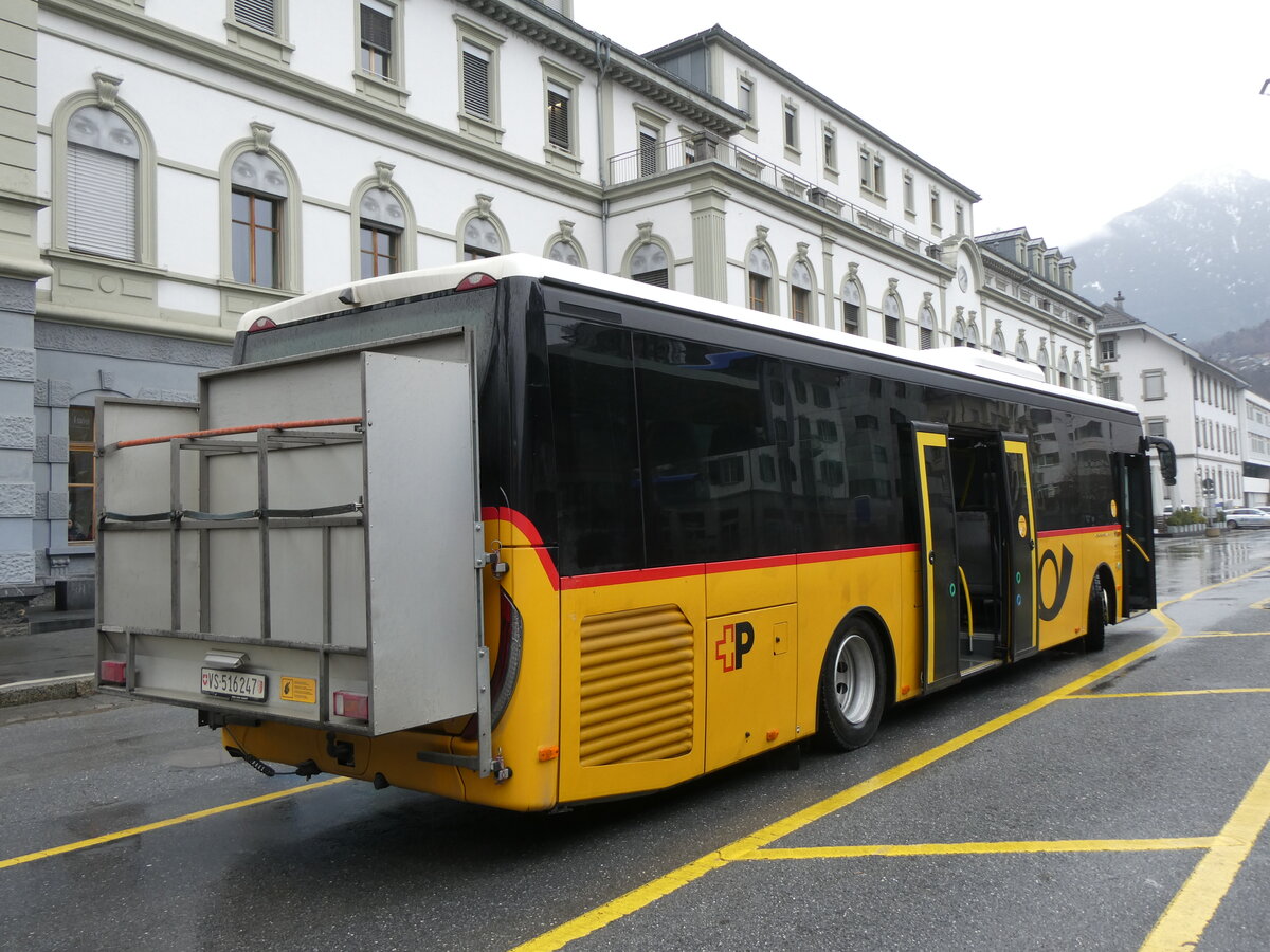 (270'000) - PostAuto Wallis - VS 516'247/PID 11'446 - Iveco am 19. Dezember 2024 beim Bahnhof Brig