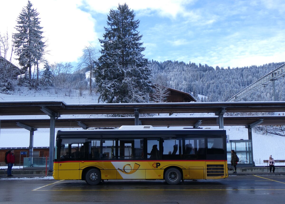 (270'051) - PostAuto Bern - Nr. 11'113/BE 745'481/PID 11'113 - Solaris (ex Nr. 481) am 21. Dezember 2024 beim Bahnhof Gstaad