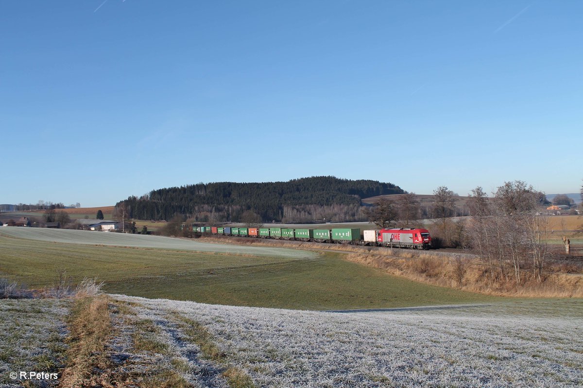 270080 zieht den Wiesau Containerzug bei Lengenfeld und am Zugschluss h�ngt V1700.03 mit dran. 30.12.16