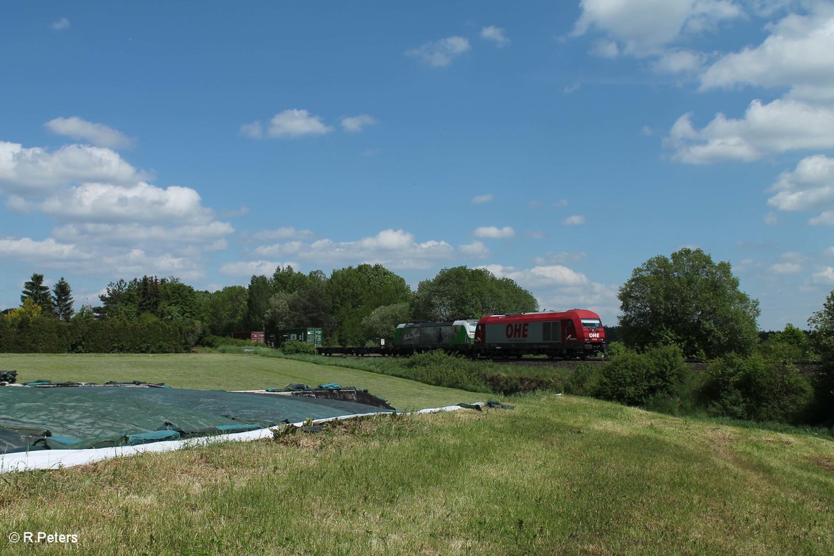270082 überführt von Hof nach Regensburg den SETG Vectron 193 831  Christian Doppler  bei Schönfeld und bringt dabei den Containerzug Hamburg - Wiesau mit und hat gleich das erste Ettappenziel erreicht. 26.05.16
