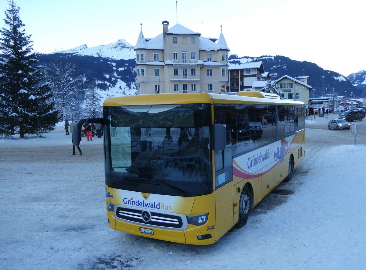 (270'307) - GrindelwaldBus, Grindelwald - Nr. 240/BE 102'240 - Mercedes am 29. Dezember 2024 beim Bahnhof Grindelwald