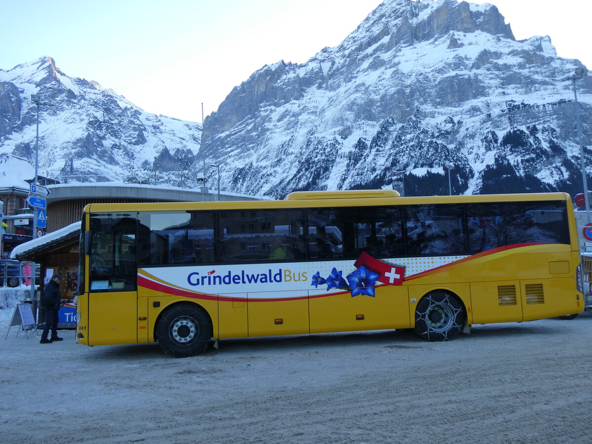 (270'309) - GrindelwaldBus, Grindelwald - Nr. 241/BE 103'241 - Mercedes am 29. Dezember 2024 beim Bahnhof Grindelwald