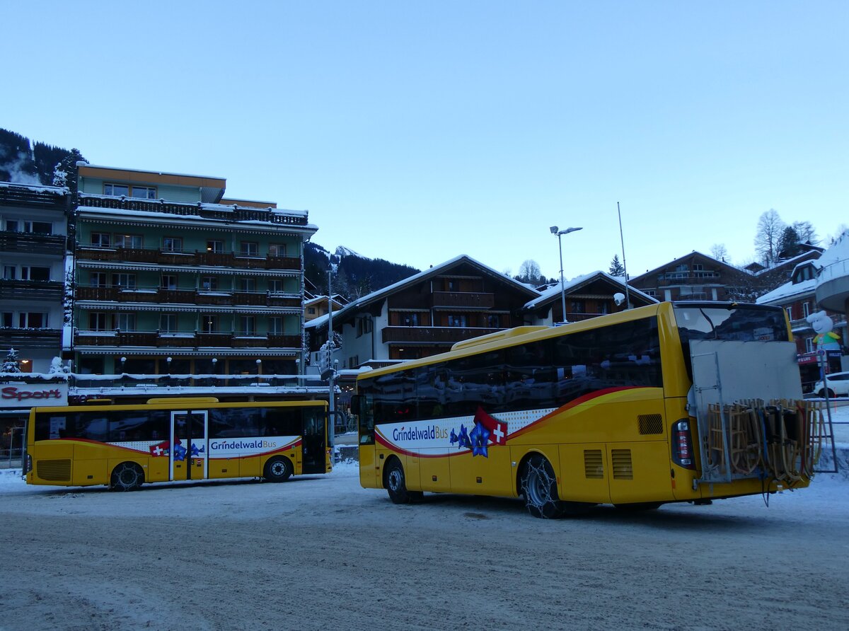 (270'312) - GrindelwaldBus, Grindelwald - Nr. 240/BE 102'240 + Nr. 241/BE 103'241 - Mercedes am 29. Dezember 2024 beim Bahnhof Grindelwald