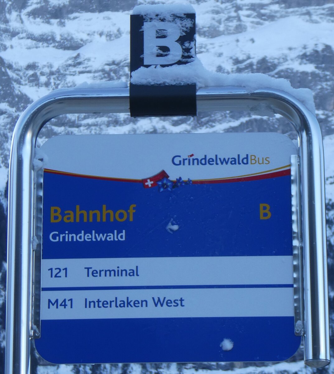 (270'318) - GrindelwaldBus-Haltestellenschild - Grindelwald, Bahnhof - am 29. Dezember 2024