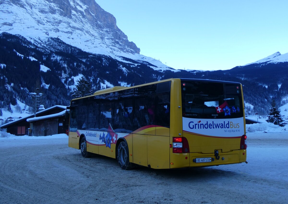 (270'330) - GrindelwaldBus, Grindelwald - Nr. 13/BE 407'170 - MAN/Gppel am 29. Dezember 2024 beim Bahnhof Grindelwald