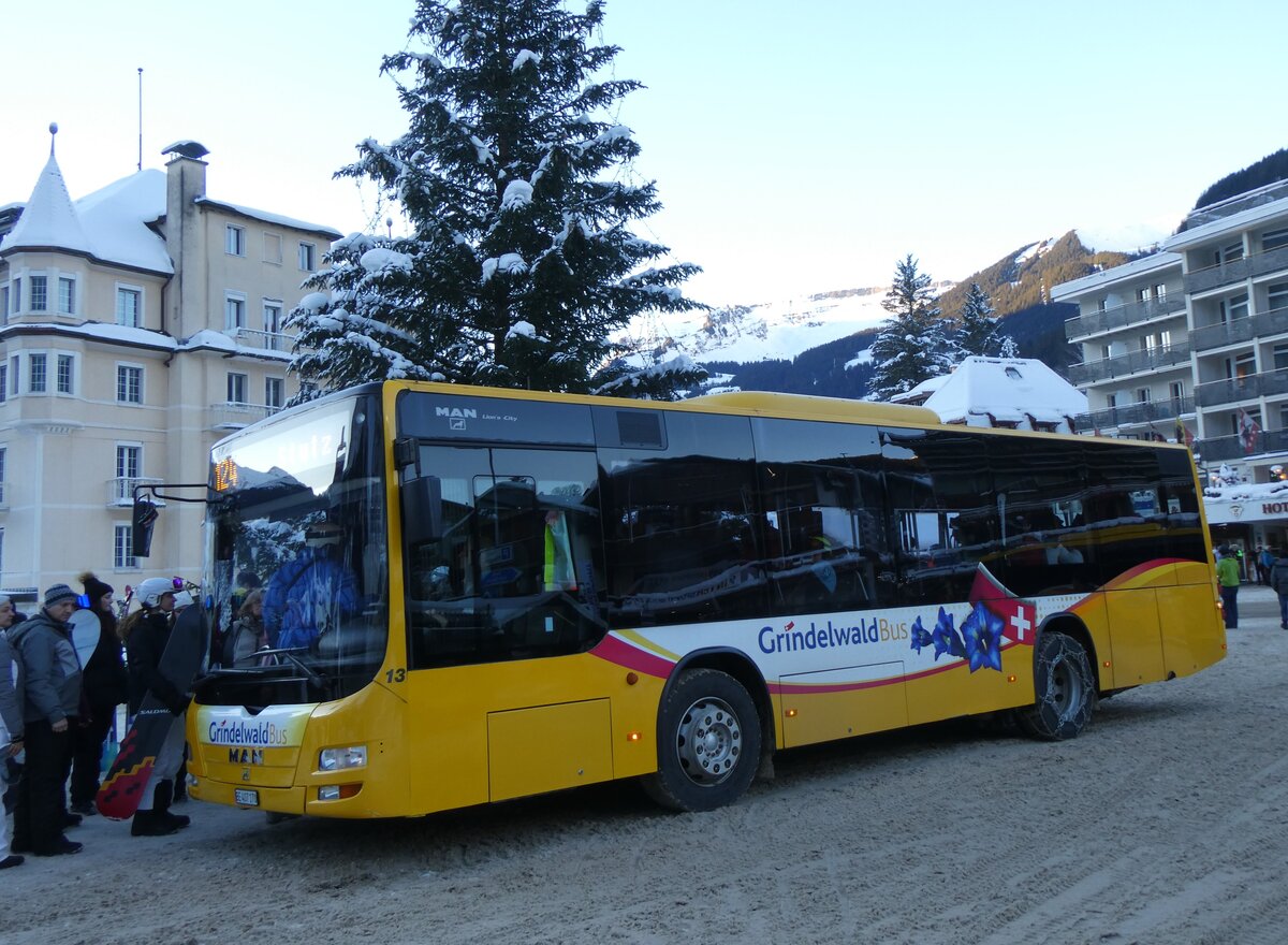 (270'397) - GrindelwaldBus, Grindelwald - Nr. 13/BE 407'170 - MAN/Gppel am 29. Dezember 2024 beim Bahnhof Grindelwald