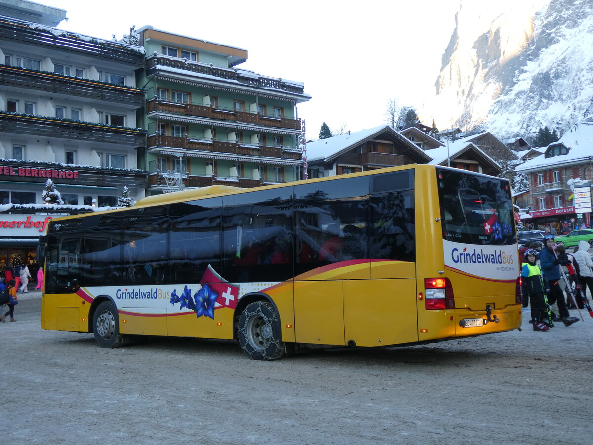 (270'402) - GrindelwaldBus, Grindelwald - Nr. 13/BE 407'170 - MAN/Gppel am 29. Dezember 2024 beim Bahnhof Grindelwald