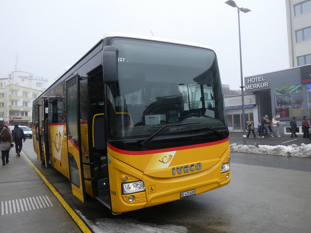 (270'421) - PostAuto Bern - Nr. 589/BE 476'689/PID 10'227 - Iveco am 30. Dezember 2024 beim Bahnhof Interlaken West