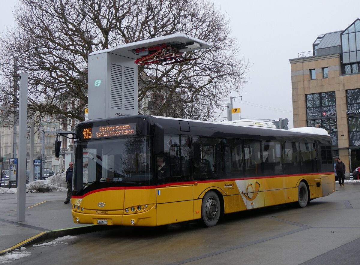 (270'424) - Hfliger, Sursee - Nr. 5/LU 206'427/PID 10'011 - Solaris am 30. Dezember 2024 beim Bahnhof Interlaken West (Einsatz PostAuto)