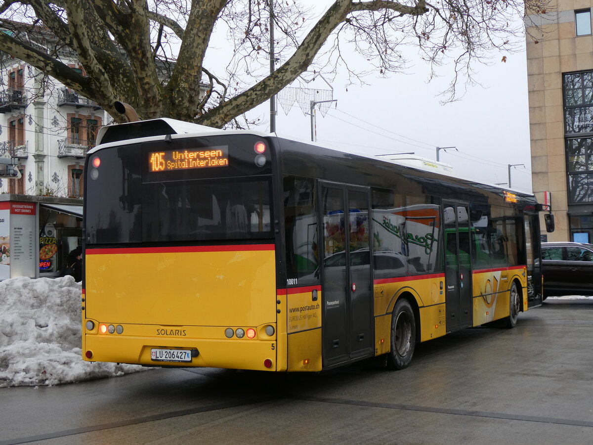 (270'427) - Hfliger, Sursee - Nr. 5/LU 206'427/PID 10'011 - Solaris am 30. Dezember 2024 beim Bahnhof Interlaken West (Einsatz PostAuto)