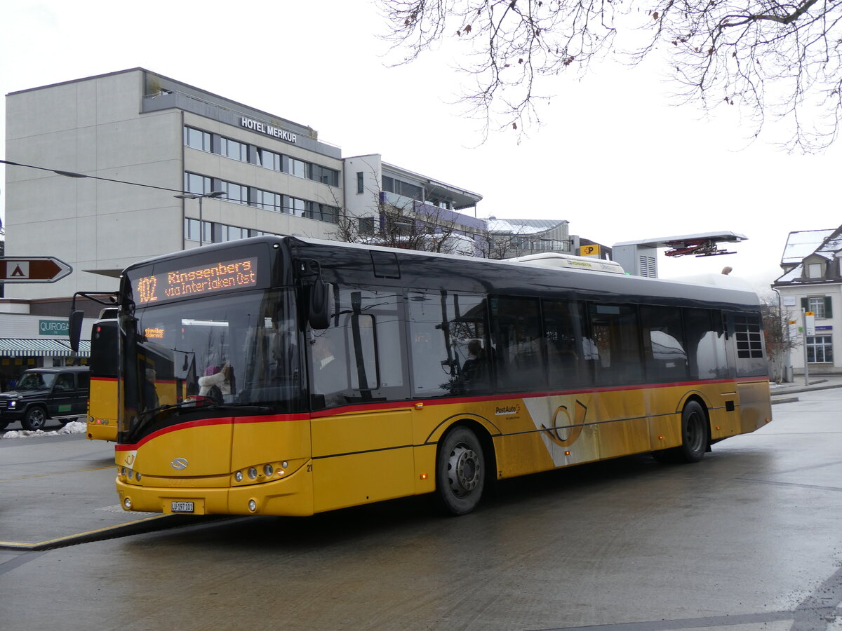 (270'429) - Hfliger, Sursee - Nr. 21/LU 197'101/PID 10'026 - Solaris am 30. Dezember 2024 beim Bahnhof Interlaken West (Einsatz PostAuto)