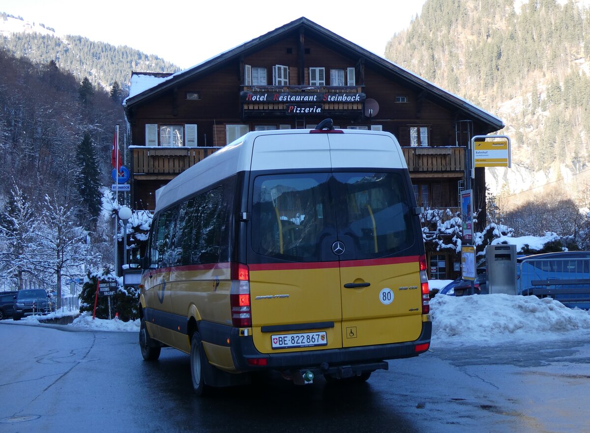 (270'436) - PostAuto Bern - BE 822'867/PID 11'016 - Mercedes am 30. Dezember 2024 beim Bahnhof Lauterbrunnen