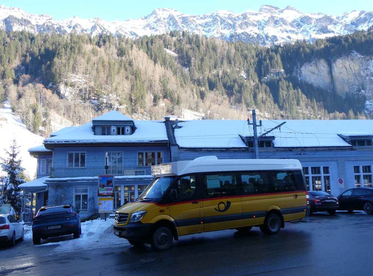 (270'437) - PostAuto Bern - BE 822'867/PID 11'016 - Mercedes am 30. Dezember 2024 beim Bahnhof Lauterbrunnen