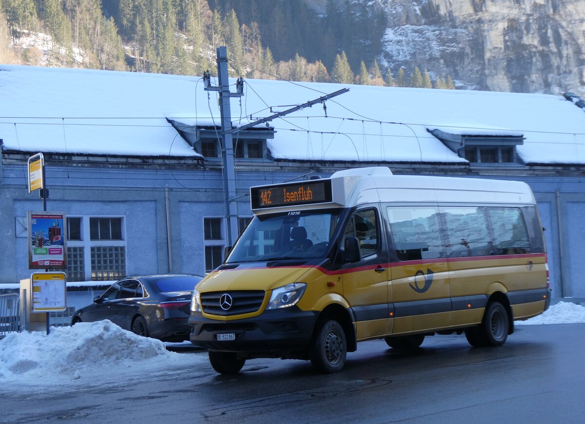 (270'438) - PostAuto Bern - BE 822'867/PID 11'016 - Mercedes am 30. Dezember 2024 beim Bahnhof Lauterbrunnen