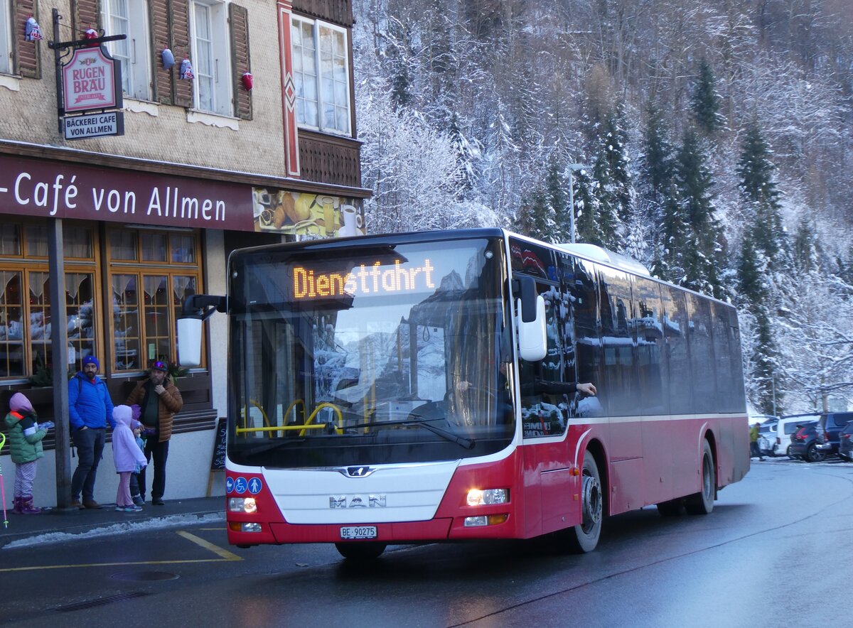 (270'439) - PostAuto Bern - BE 90'275/PID 12'337 - MAN (ex Dr. Richard, A-Wien Nr. 1413) am 30. Dezember 2024 beim Bahnhof Lauterbrunnen