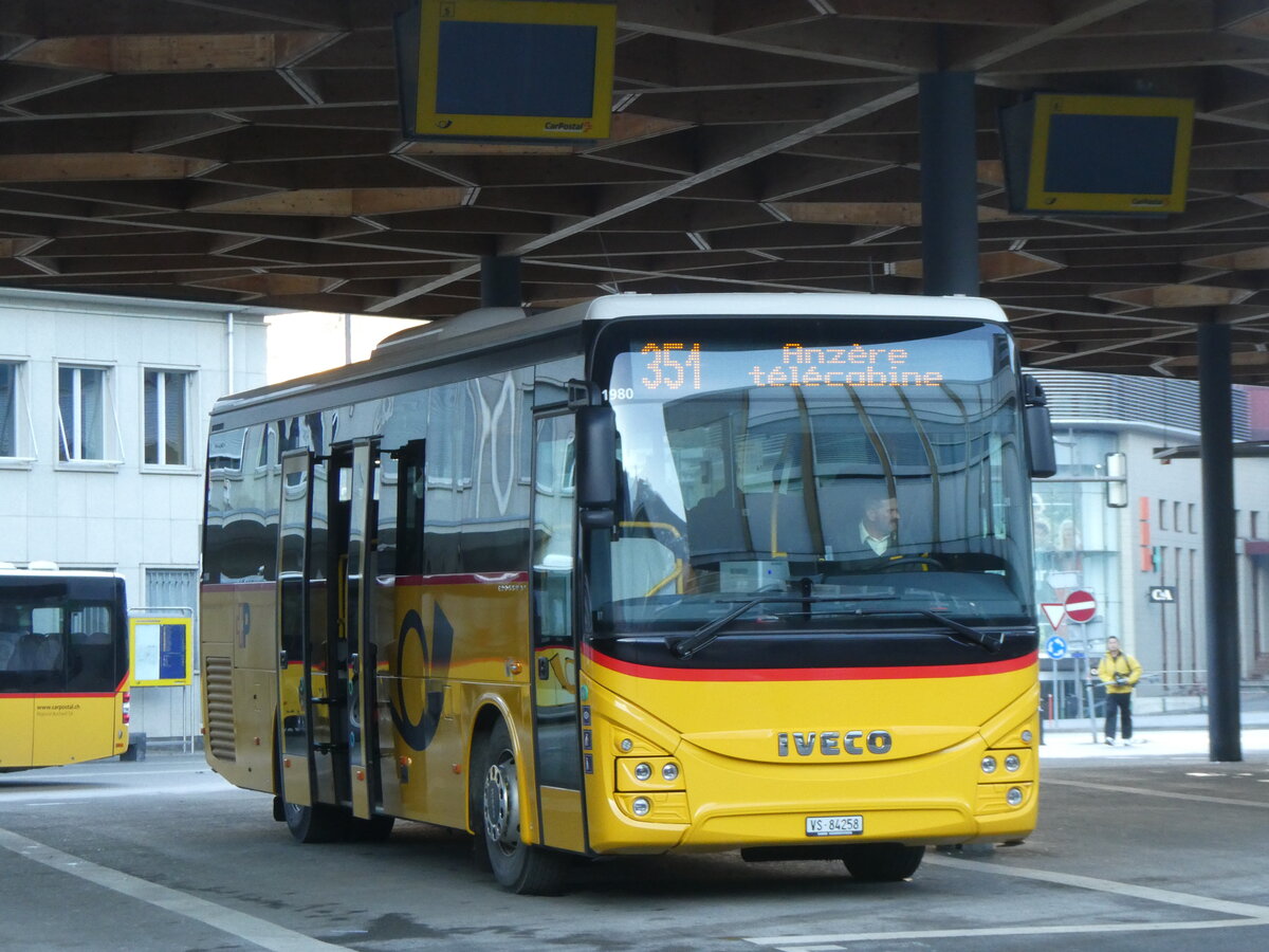 (270'479 - Buchard, Leytron - VS 84'258/PID 11'980 - Iveco am 1. Januar 2025 beim Bahnhof Sion