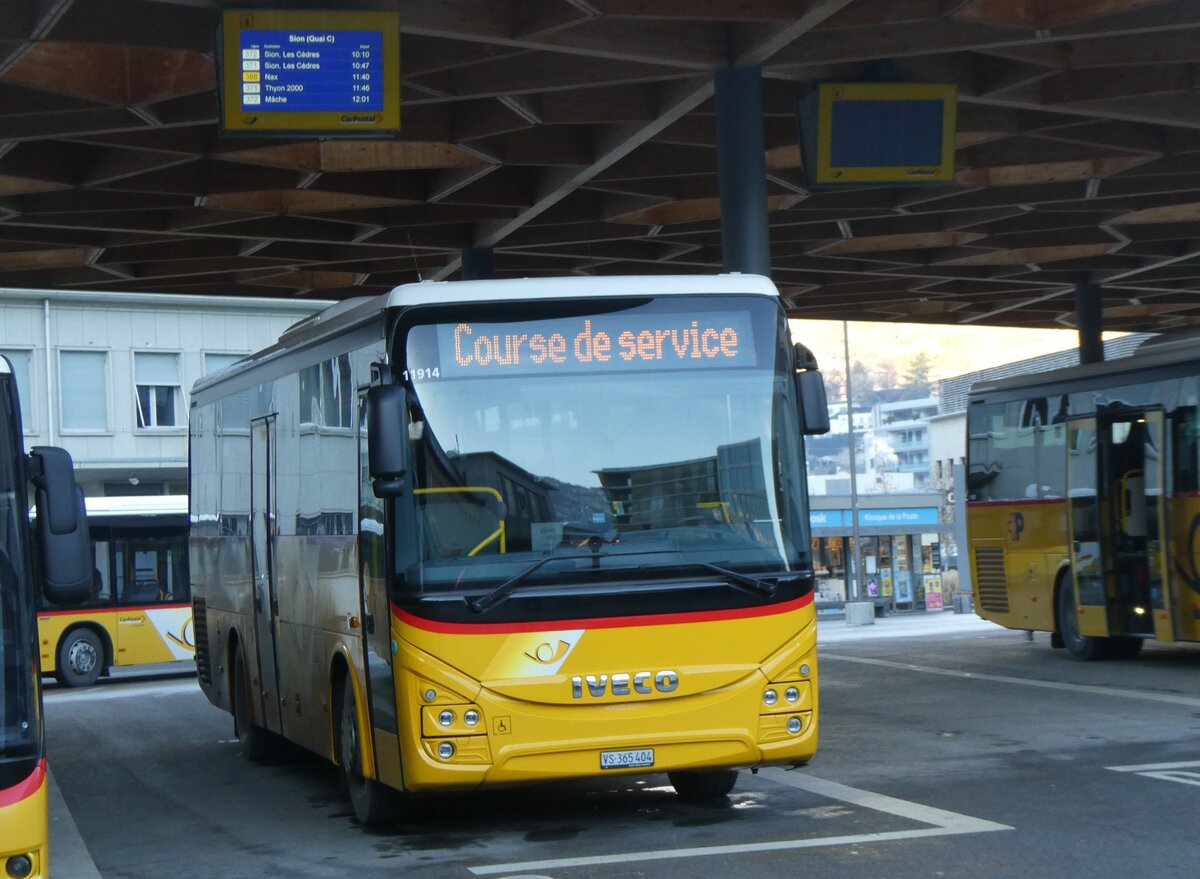 (270'480) - PostAuto Wallis - Nr. 23/VS 365'404/PID 11'914 - Iveco am 1. Januar 2025 beim Bahnhof Sion