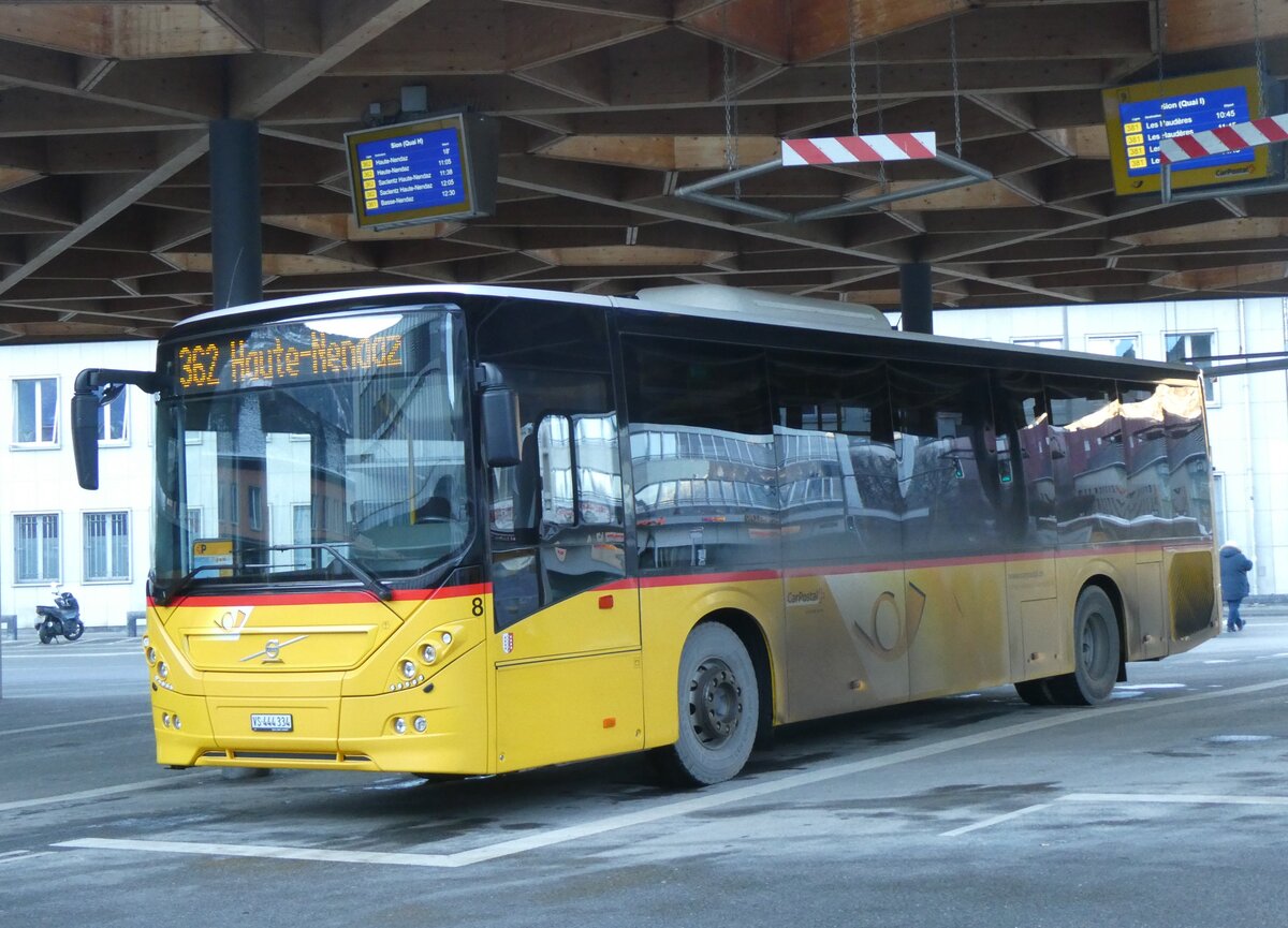 (270'484) - Lathion, Sion - Nr. 8/VS 444'334/PID 11'486 - Volvo am 1. Januar 2025 beim Bahnhof Sion