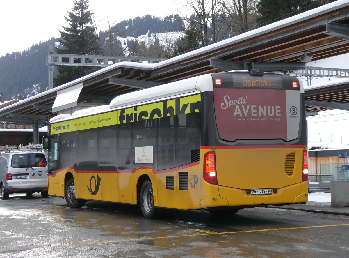 (270'693) - PostAuto Bern - BE 707'943/PID 11'857 - Mercedes (ex Kbli, Gstaad; ex PostAuto Bern BE 538'988; ex PostAuto BE 653'386) am 6. Januar 2025 beim Bahnhof Gstaad