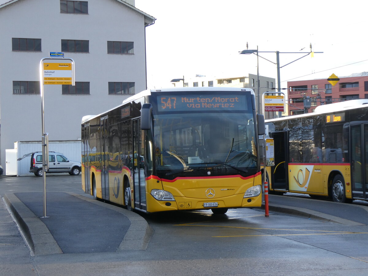 (270'770) - Wieland, Murten - Nr. 92/FR 300'634/PID 10'516 - Mercedes am 9. Januar 2025 beim Bahnhof Ddingen