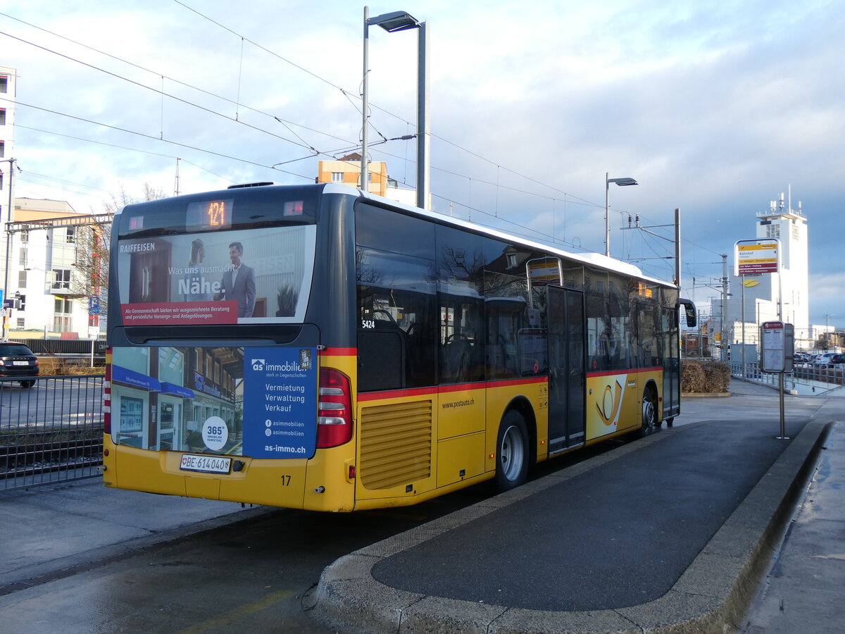 (270'771) - PostAuto Bern - Nr. 17/BE 614'040/PID 5424 - Mercedes (ex Steiner, Ortschwaben Nr. 17) am 9. Januar  2025 beim Bahnhof Ddingen