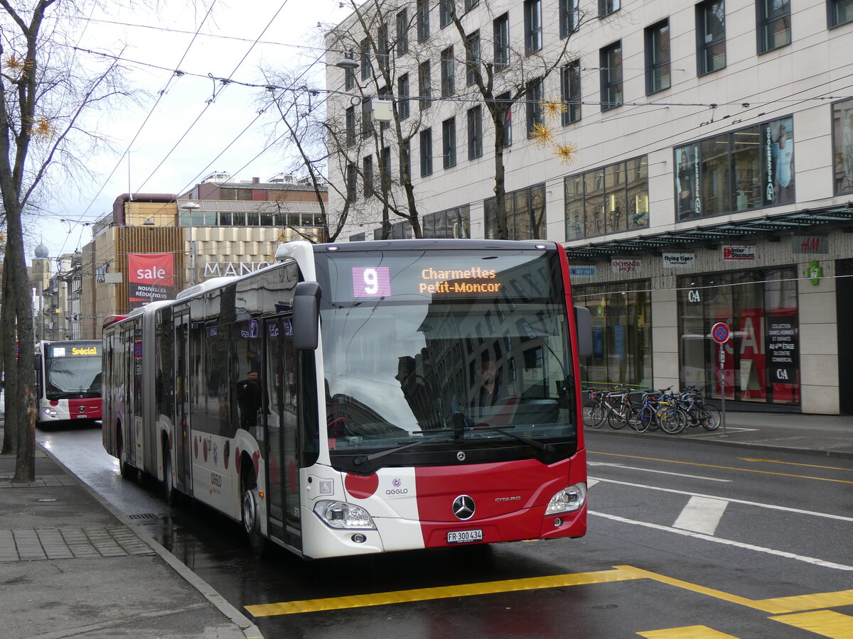 (270'783) - TPF Fribourg - Nr. 573/FR 300'300'434 - Mercedes am 9. Januar 2025 beim Bahnhof Fribourg