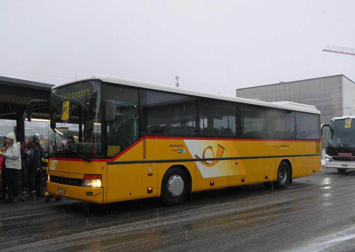 (270'851) - Tschannen, Zofingen - Nr. 7/AG 14'483/PID 90 - Setra am 11. Januar 2025 beim Bahnhof Frutigen