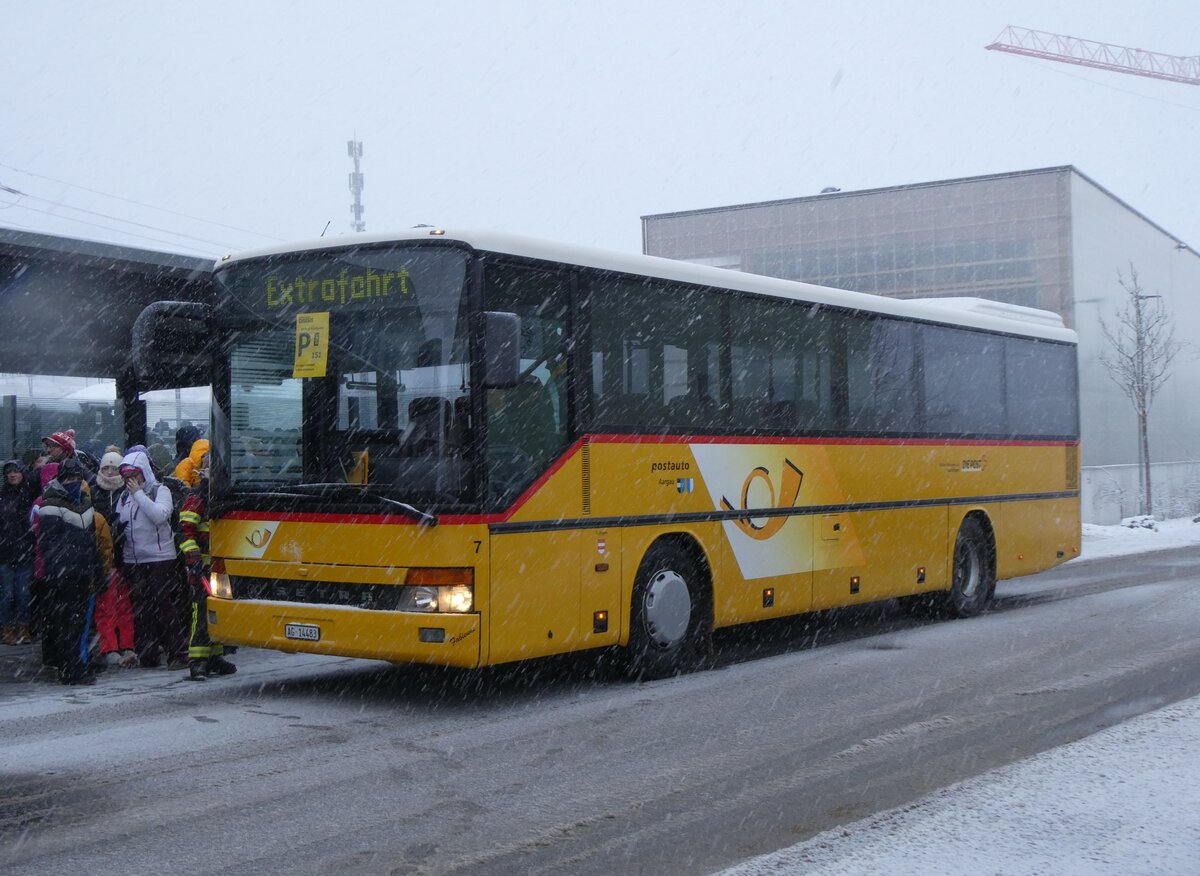 (270'908) - Tschannen, Zofingen - Nr. 7/AG 14'483/PID 90 - Setra am 11. Januar 2025 beim Bahnhof Frutigen