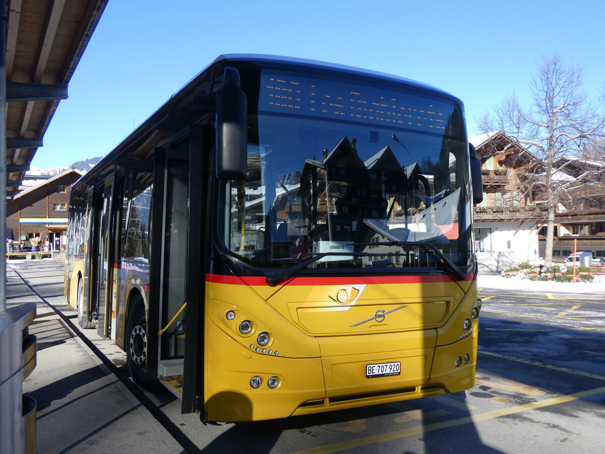 (271'117) - PostAuto Bern - BE 707'920/PID 11'459 - Volvo (ex Kbli, Gstaad BE 671'405; ex Kbli, Gstaad BE 21'779) am 13. Januar 2025 beim Bahnhof Gstaad