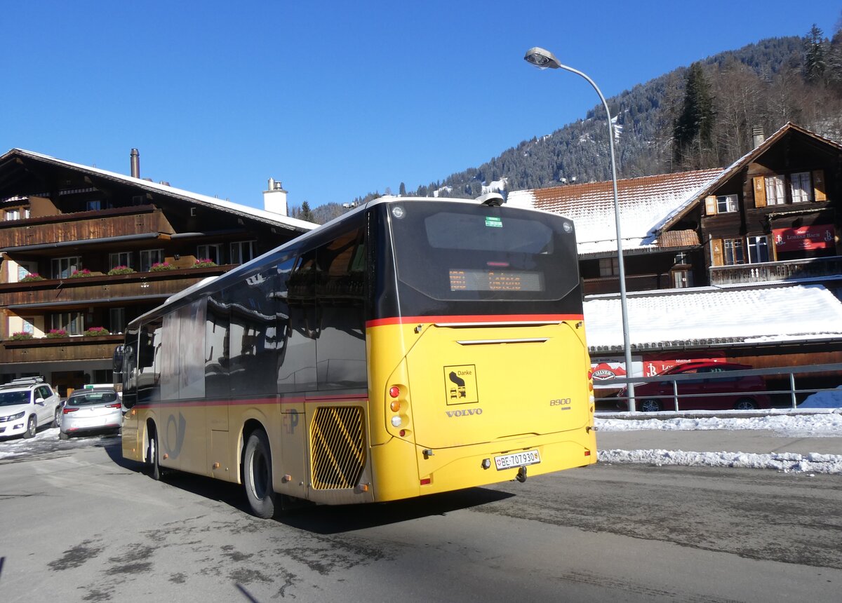 (271'120) - PostAuto Bern - BE 707'930/PID 10'964 - Volvo (ex Kbli, Gstaad) am 13. Januar 2025 beim Bahnhof Gstaad