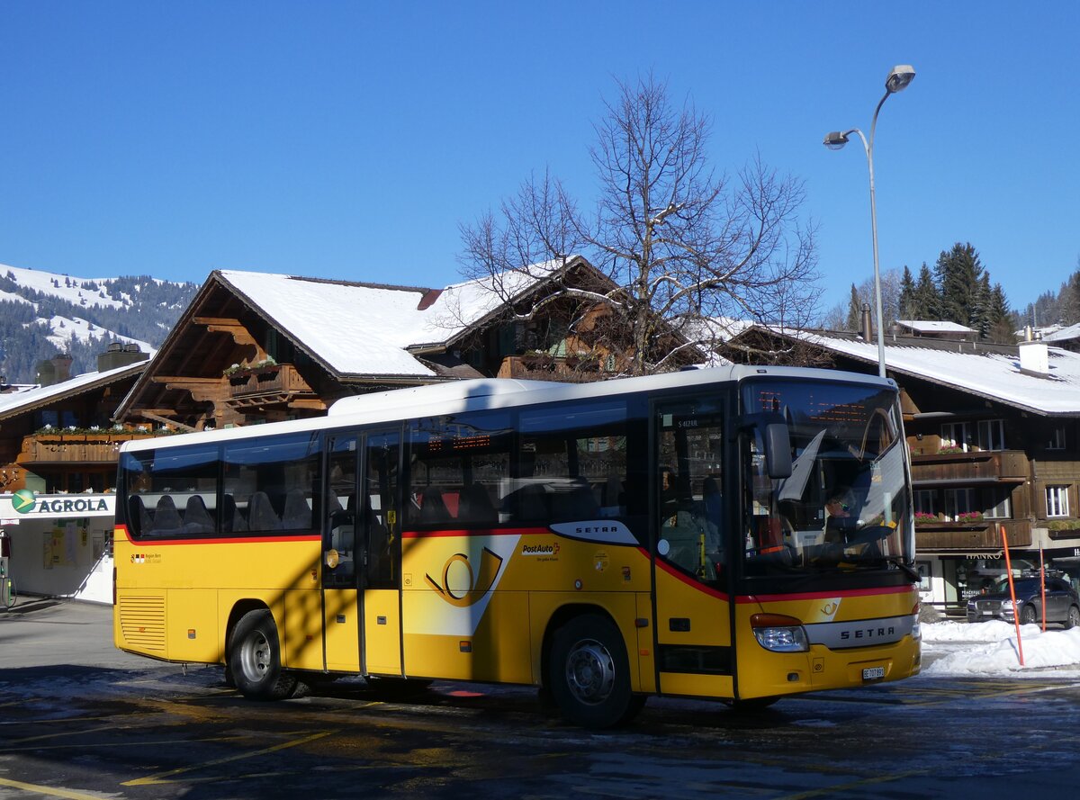 (271'122) - PostAuto Bern - Nr. 3/BE 707'891/PID 4535 - Setra (ex Kbli, Gstaad Nr. 3) am 13. Januar 2025 beim Bahnhof Gstaad