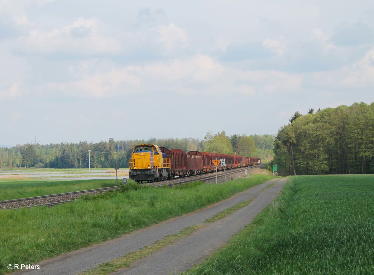 277 003-0 zieht ein leeren Holztransportzug von Wiesau nach Cheb. 13.05.16