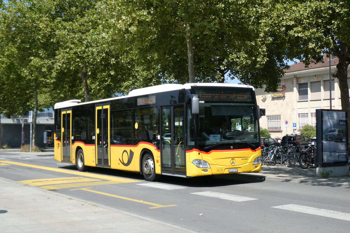 (278'756) - CarPostal Ouest - VD 607'890/PID 10'989 - Mercedes (ex JU 43'869) - Mercedes am 9. August 2025 beim Bahnhof Yverdon