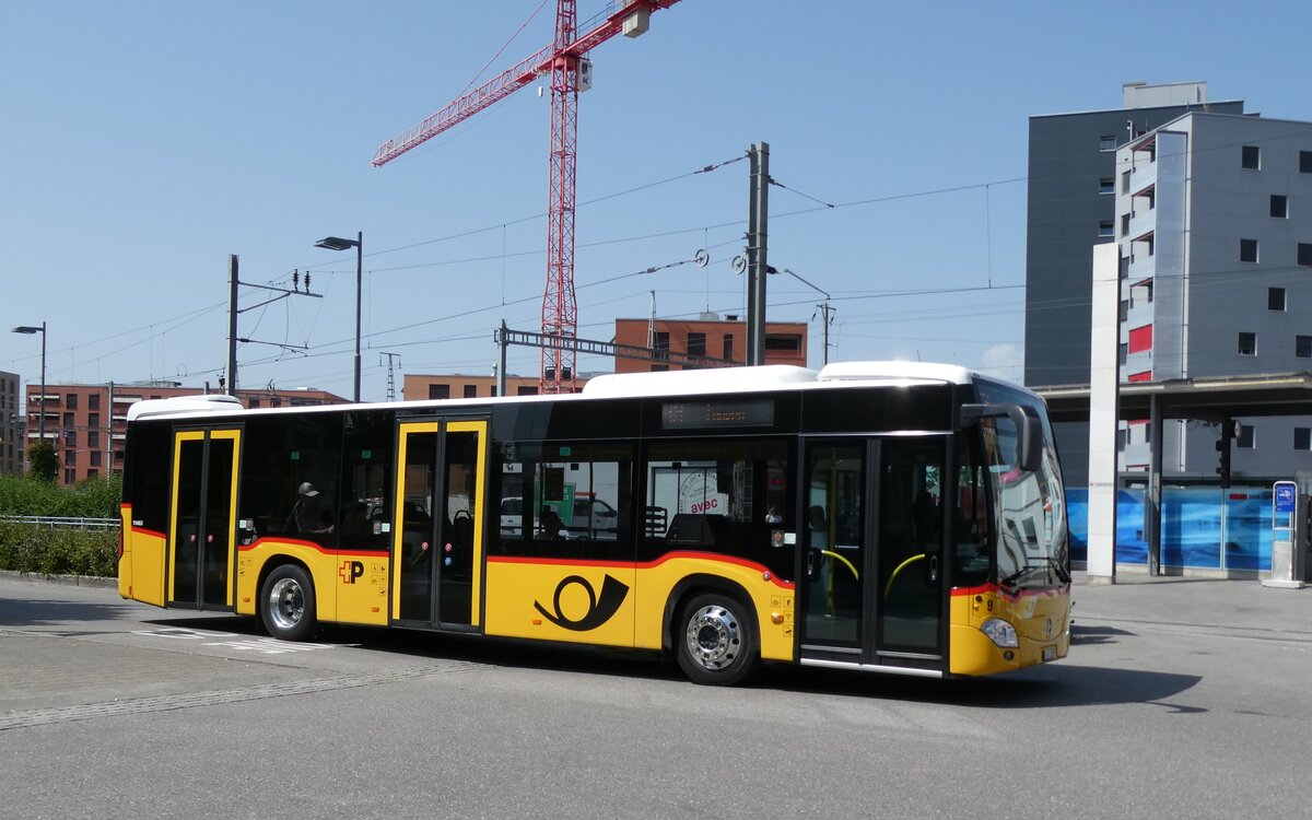 (278'875) - PostAuto Bern - Nr. 9/BE 652'123/PID 11'463 - Mercedes am 15. August 2025 beim Bahnhof Ddingen