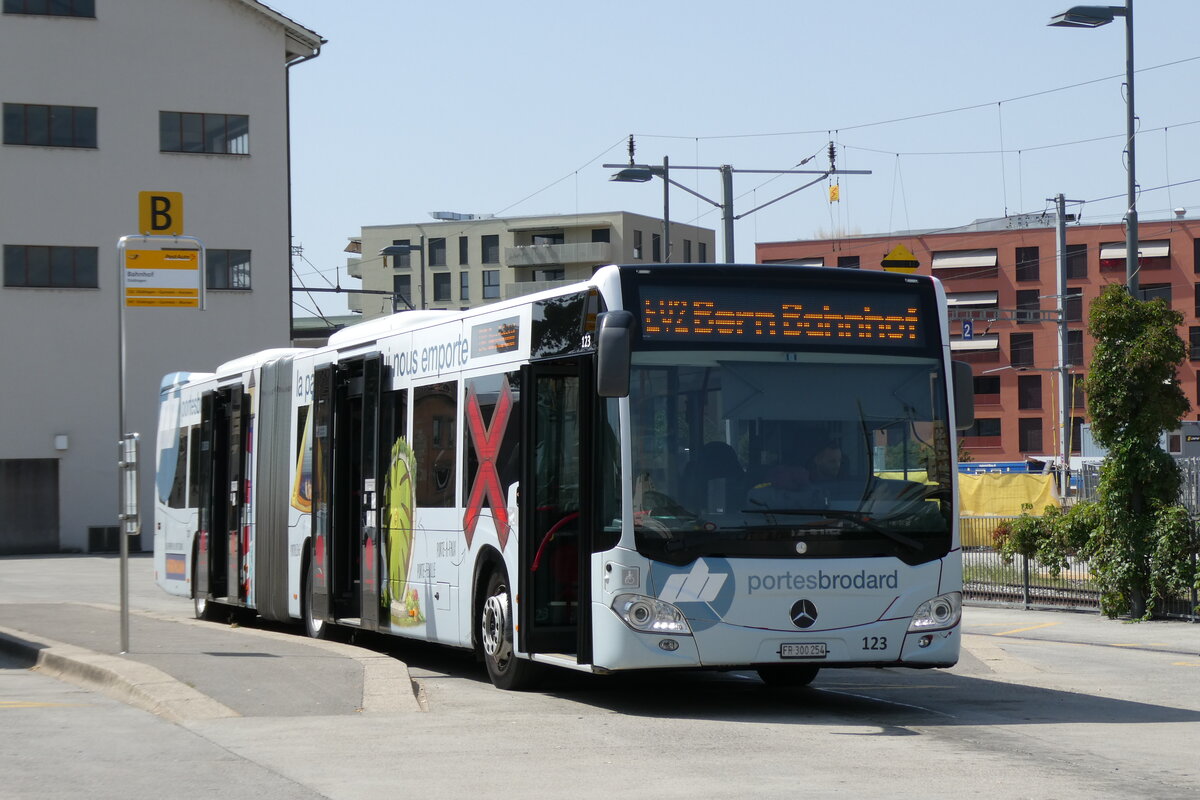 (278'877) - TPF Fribourg - Nr. 123/FR 300'254 - Mercedes am 15. August 2025 beim Bahnhof Ddingen