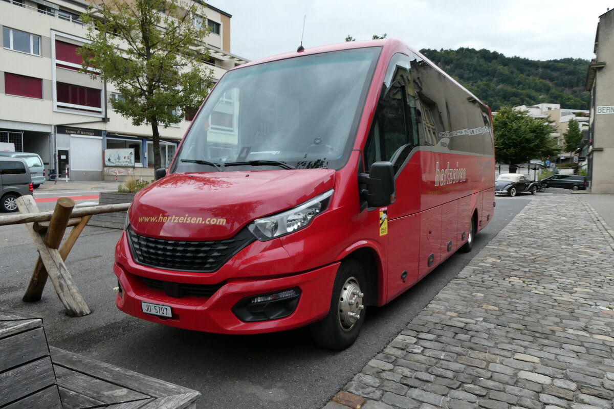 (280'302) - Hertzeisen, Glovelier - JU 5707 - Iveco am 12. September 2025 in Thun, Berntorplatz