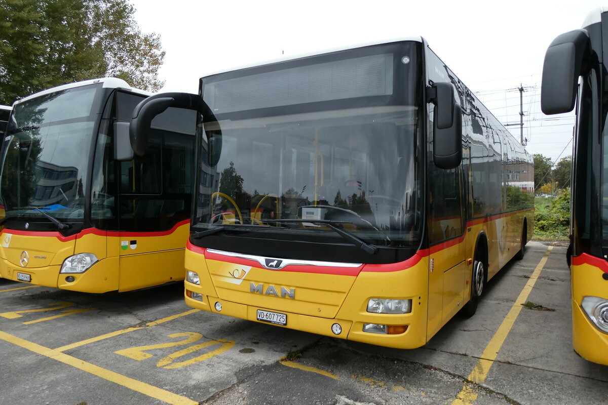 (281'225) - CarPostal Ouest - VD 607'725/PID 10'883 - MAN (ex NE 165'378; ex TMR Martigny) am 11. Oktober 2925 in Yverdon, Garage