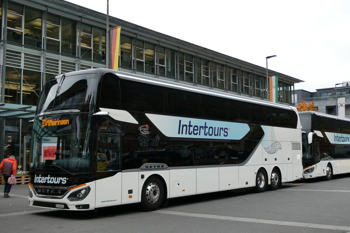 (281'512) - Intertours, Domdidier - FR 300'451 - Setra am 14. Oktober 2025 beim Bahnhof Interlaken Ost