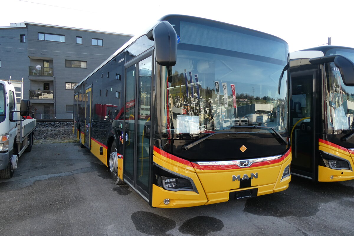(283'105) - PostAuto Ostschweiz - PID 12'218 - MAN am 12. Dezember 2025 in Schmerikon, Thomann