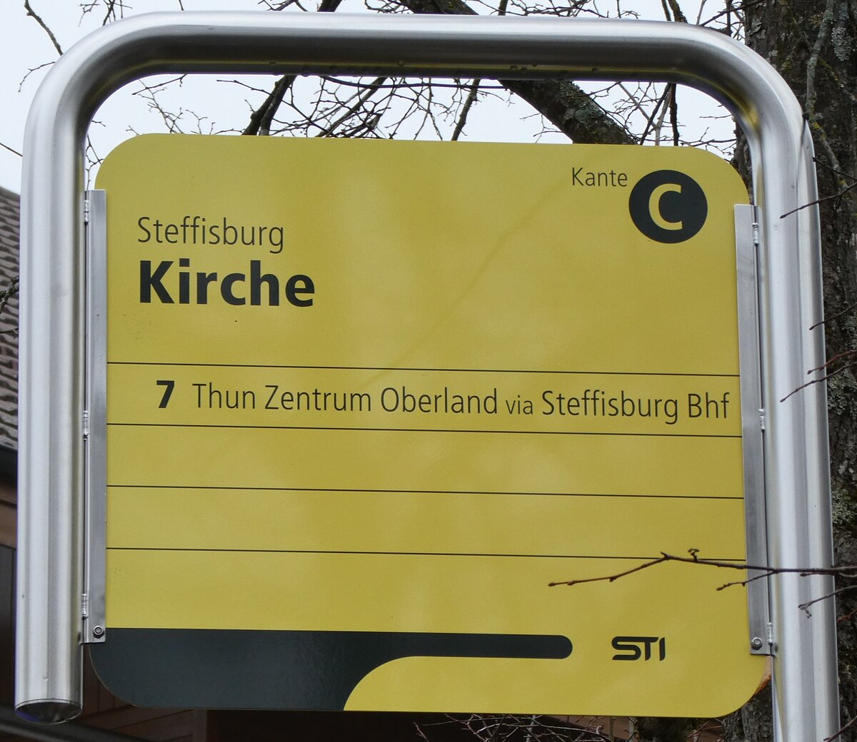(283'163) - STI-Haltestellenschild - Steffisburg, Kirche - am 14. Dezember 2025