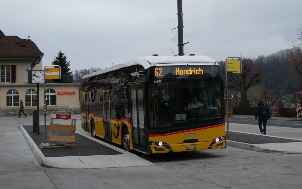 (283'228) - PostAuto Bern - BE 537'980/PID 12'350 - eSolaris am 16. Dezember 2025 beim Bahnhof Spiez