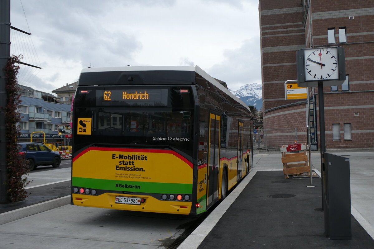 (283'230) - PostAuto Bern - BE 537'980/PID 12'350 - eSolaris am 16. Dezember 2025 beim Bahnhof Spiez