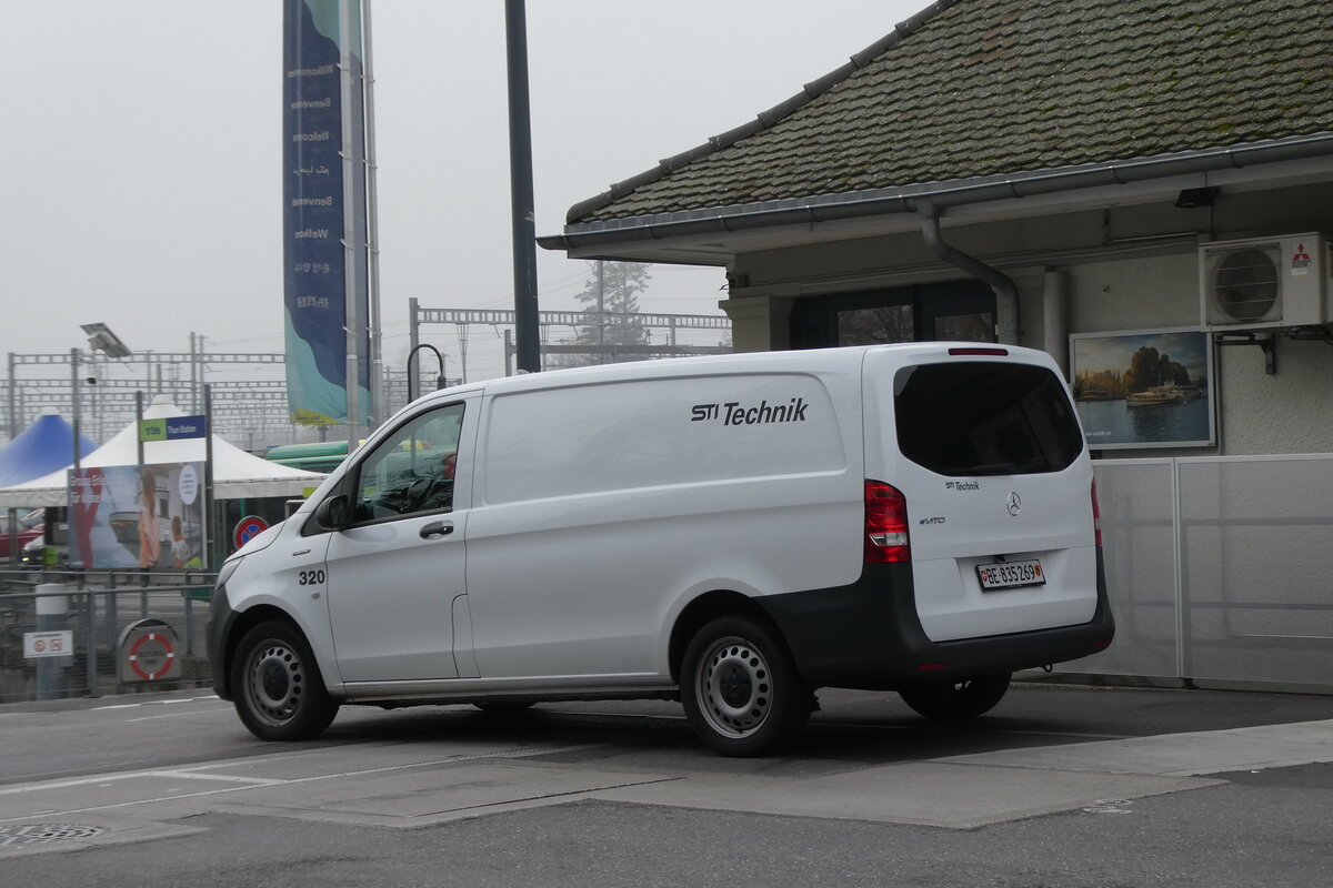 (283'399) - STI Thun - Nr. 320/BE 835'269 - Mercedes am 22. Dezember 2025 beim Bahnhof Thun