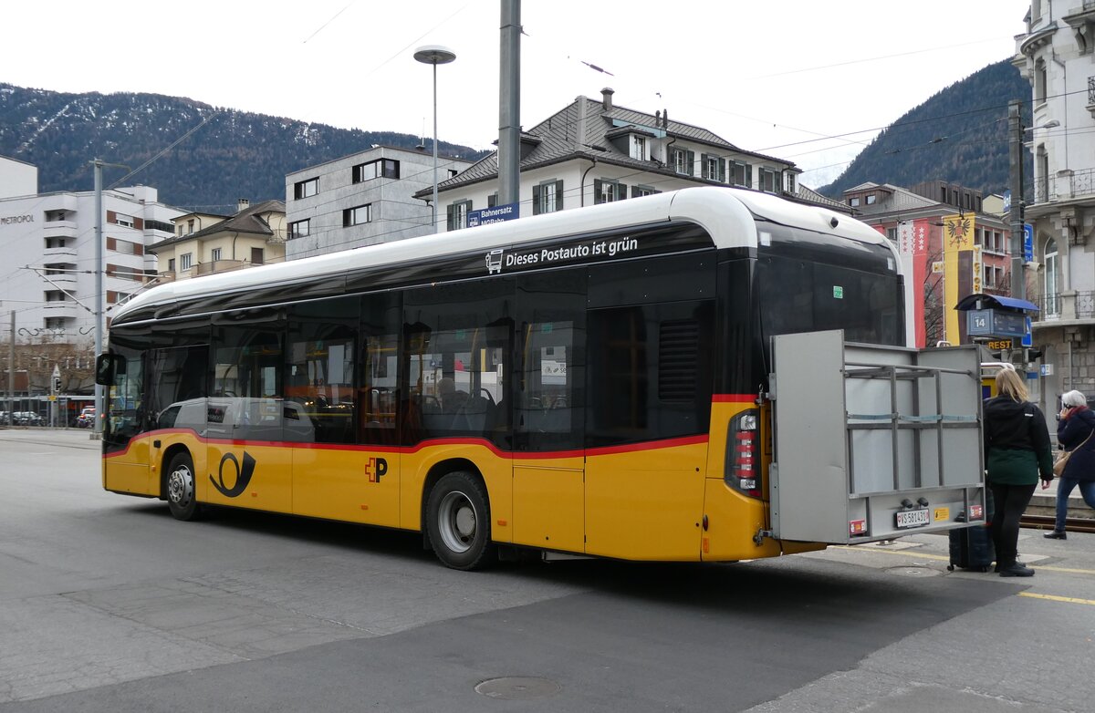 (283'413) - PostAuto Wallis - VS 581'431/PID 12'160 - eMercedes am 23. Dezember 2025 beim Bahnhof Brig