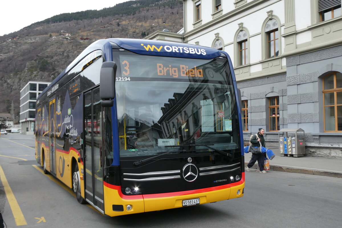 (283'419) - PostAuto Wallis - VS 581'437/PID 12'194 - eMercedes am 23. Dezember 2025 beim Bahnhof Brig