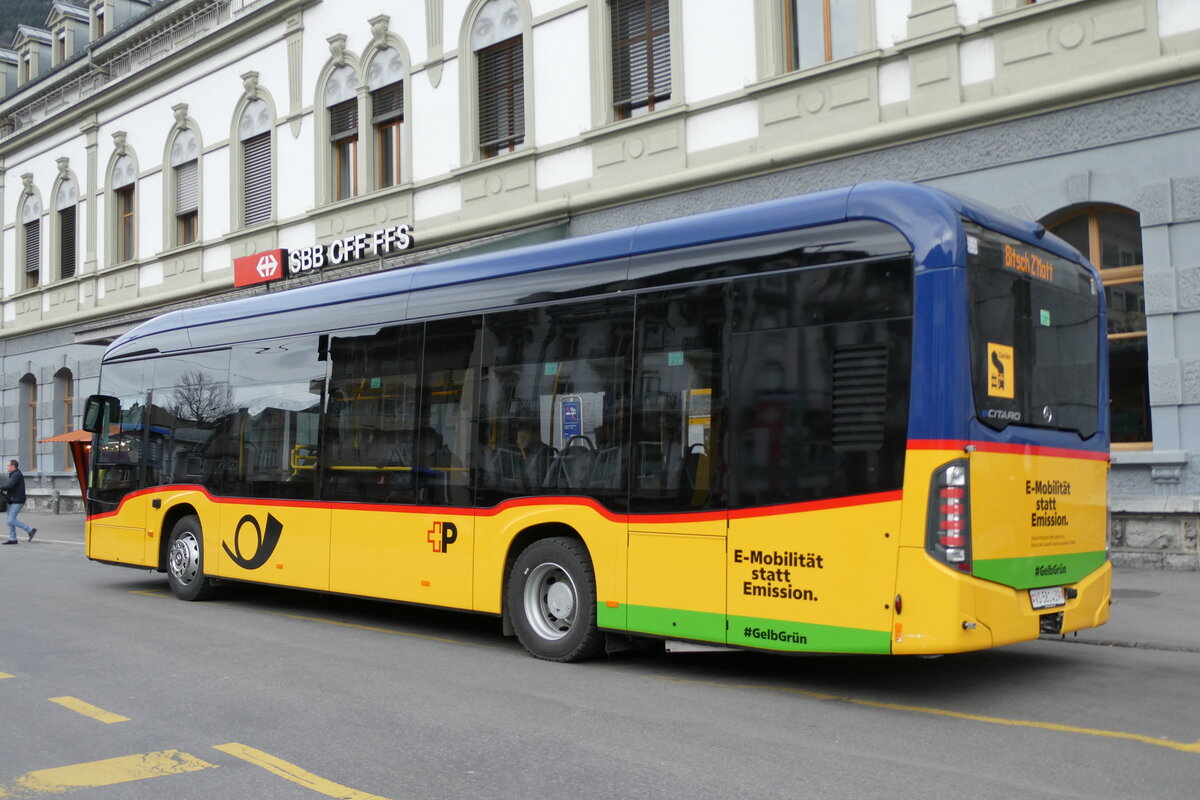 (283'421) - PostAuto Wallis - VS 581'439/PID 12'196 - eMercedes am 23. Dezember 2025 beim Bahnhof Brig