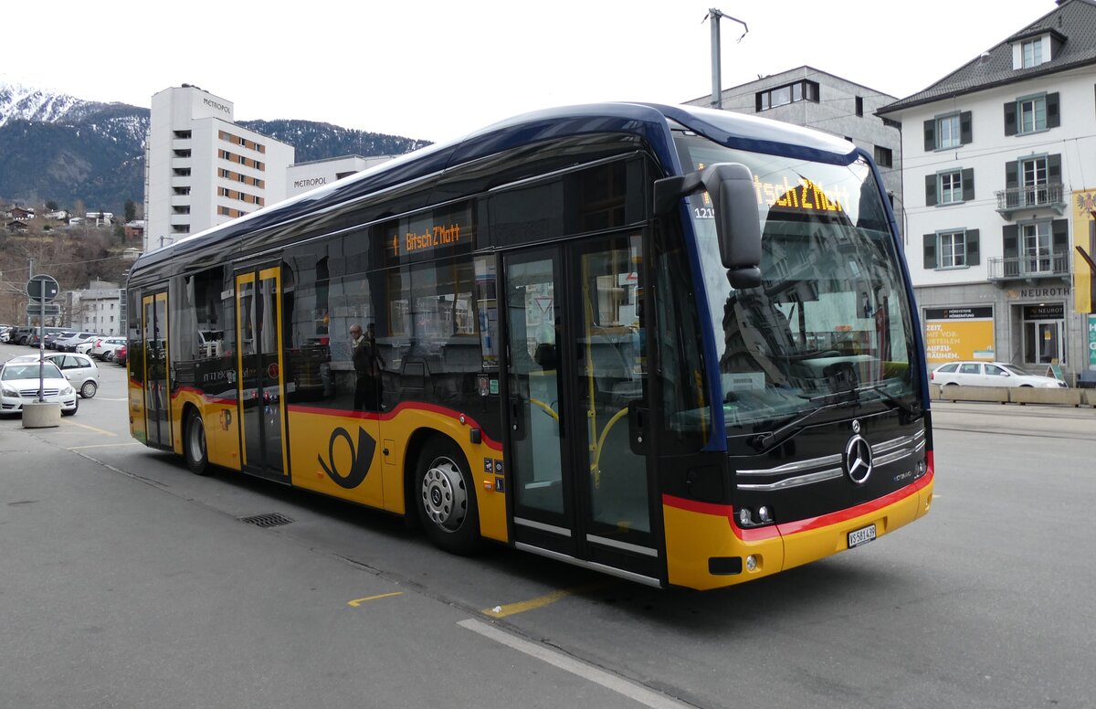 (283'422) - PostAuto Wallis - VS 581'439/PID 12'196 - eMercedes am 23. Dezember 2025 beim Bahnhof Brig