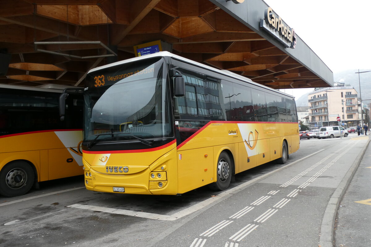 (283'589) - PostAuto Wallis - Nr. 18/VS 365'408/PID 11'917 - Iveco am 30. Dezember 2025 beim Bahnhof Sion